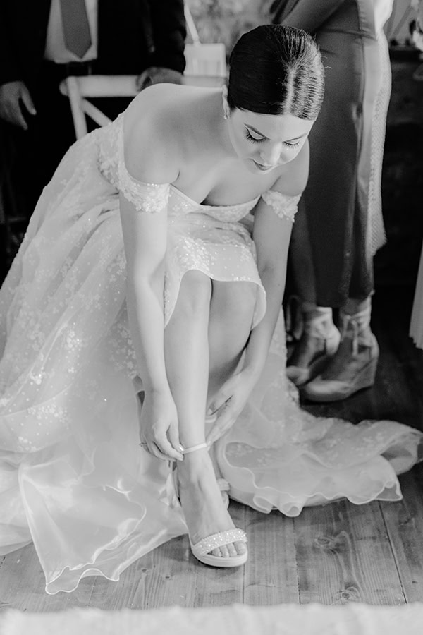 romantic-fall-wedding-karpenisi-white-lysianthus_07x