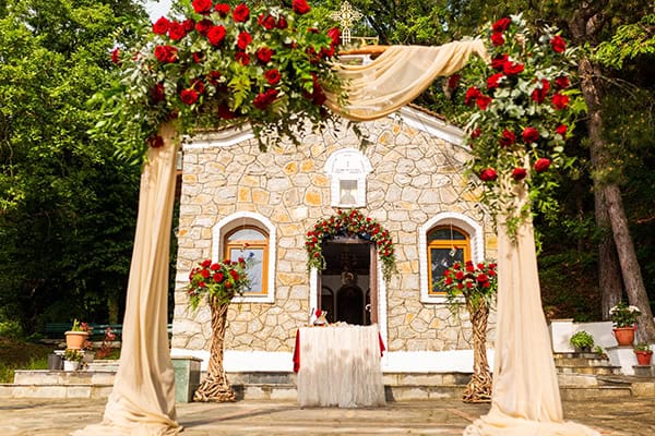 romantic-spring-wedding-red-roses_10