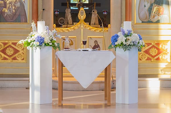 Ρομαντικός στολισμός λαμπάδας γάμου με γαλάζιες ορτανσίες