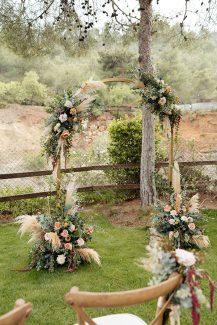 Όμορφη αψίδα λουλουδιών με ιβουαρ τριαντάφυλλα