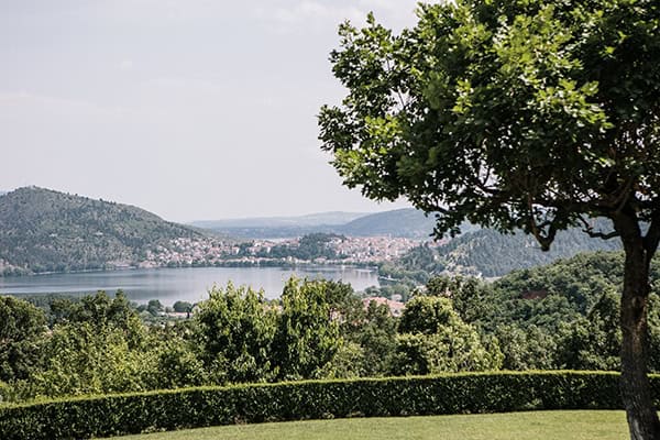 beautiful-summer-wedding-kastoria-white-roses_08