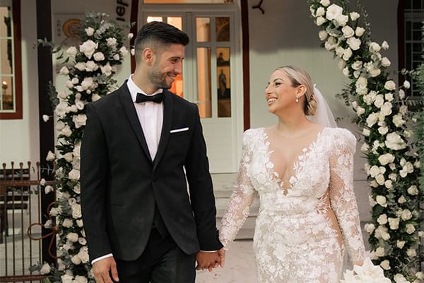 Elegant φθινοπωρινός γάμος με λευκά τριαντάφυλλα | Γεωργία & Δημήτρης