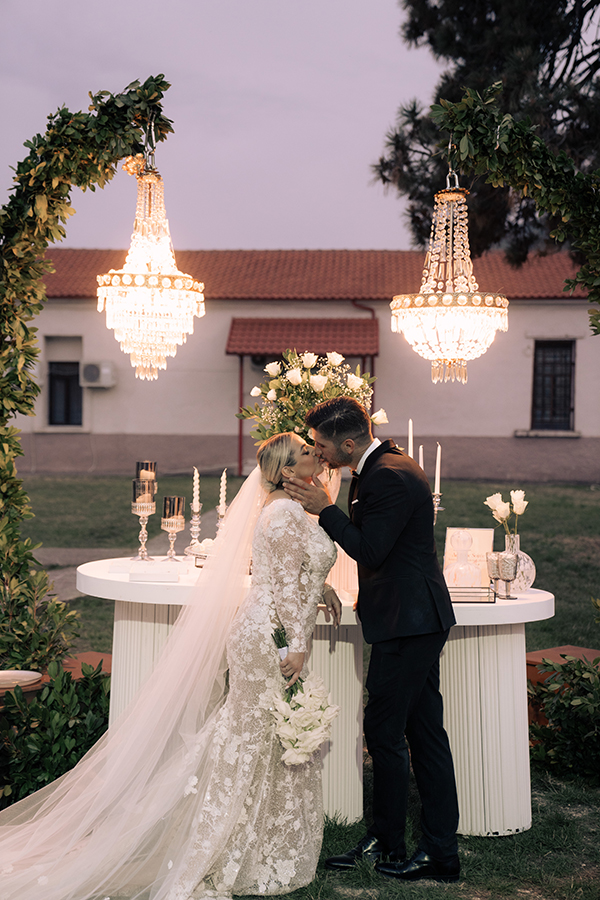 elegant-fall-wedding-white-roses_30