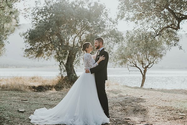 fall-wedding-larisa-white-roses_01