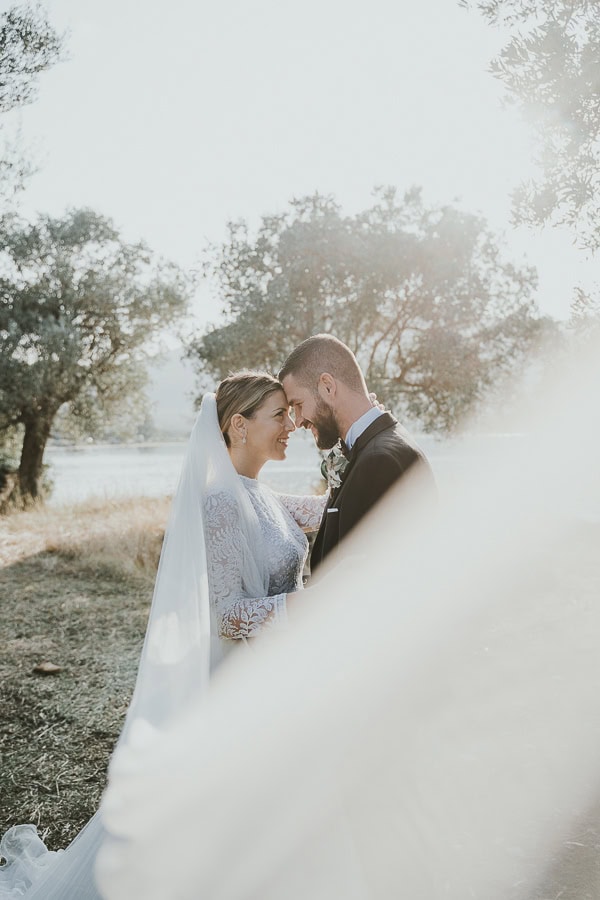 fall-wedding-larisa-white-roses_05