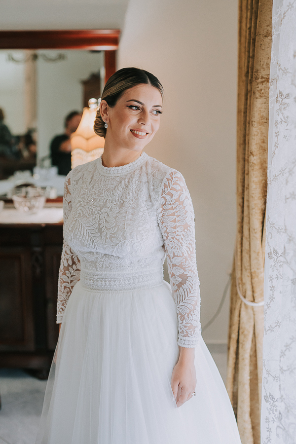 fall-wedding-larisa-white-roses_07x