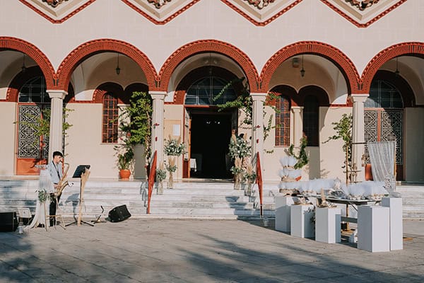 fall-wedding-larisa-white-roses_11