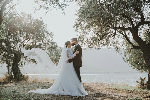 fall-wedding-larisa-white-roses_23