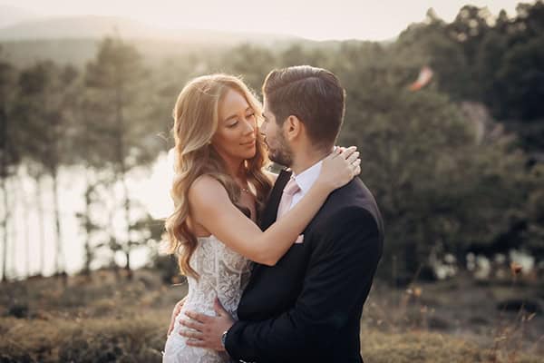 minimal-chic-fall-wedding-athens-pink-roses_03