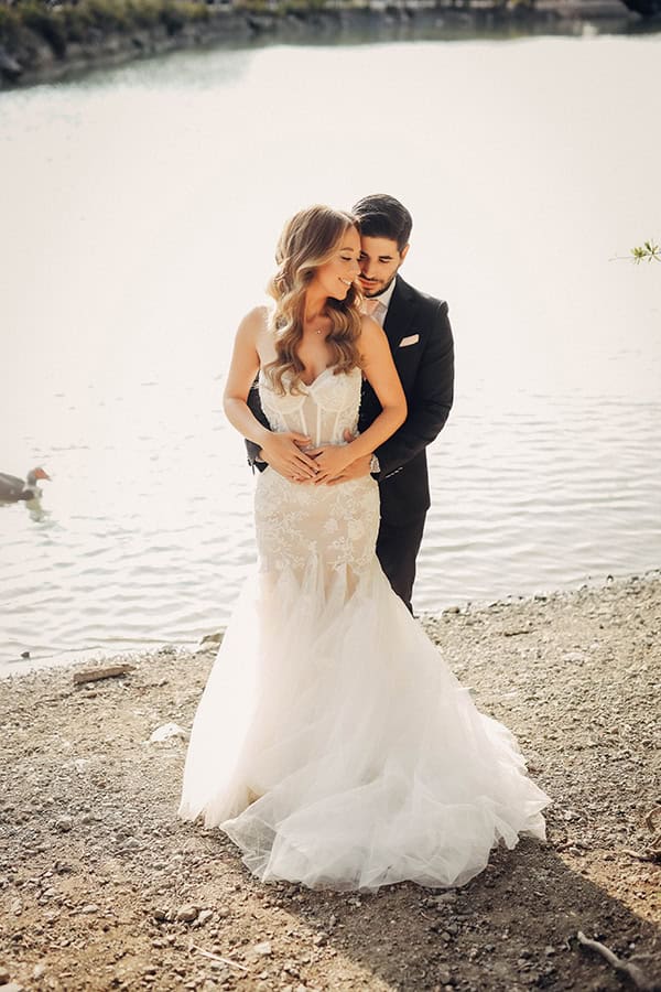 minimal-chic-fall-wedding-athens-pink-roses_04