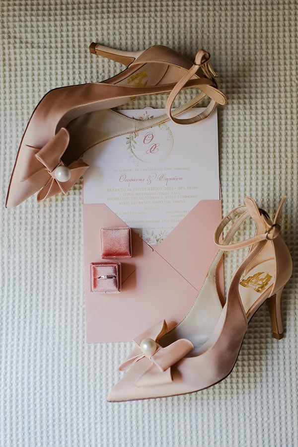 minimal-chic-fall-wedding-athens-pink-roses_06