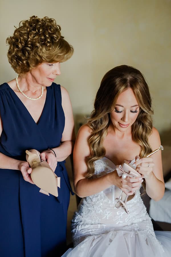 minimal-chic-fall-wedding-athens-pink-roses_08