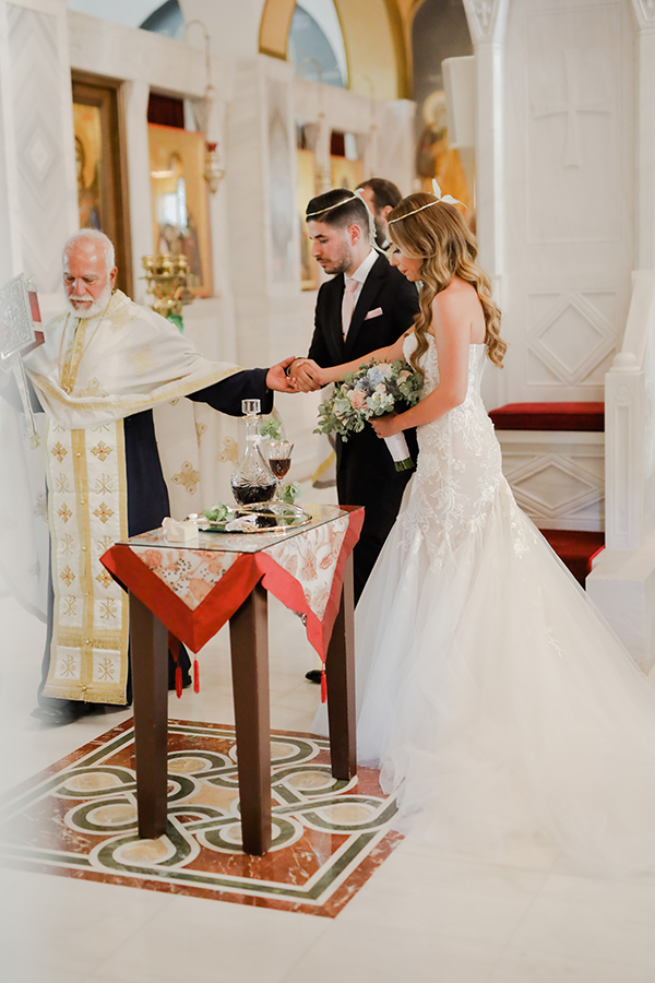 minimal-chic-fall-wedding-athens-pink-roses_16