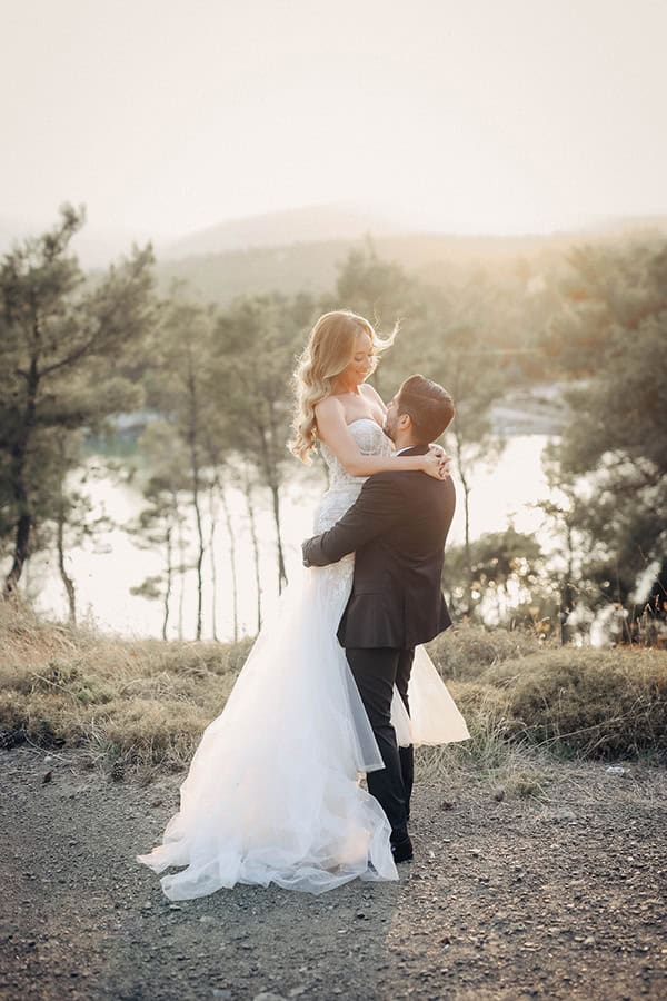 minimal-chic-fall-wedding-athens-pink-roses_22