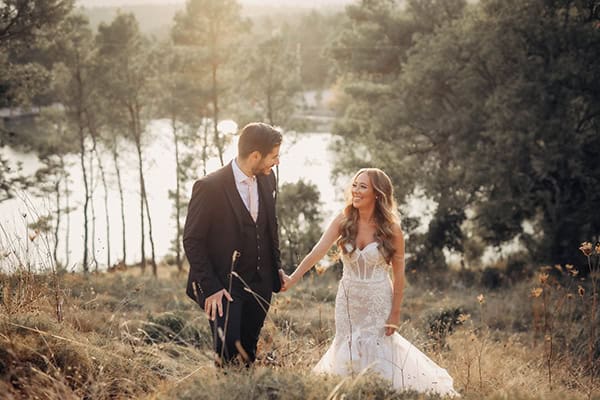 minimal-chic-fall-wedding-athens-pink-roses_25