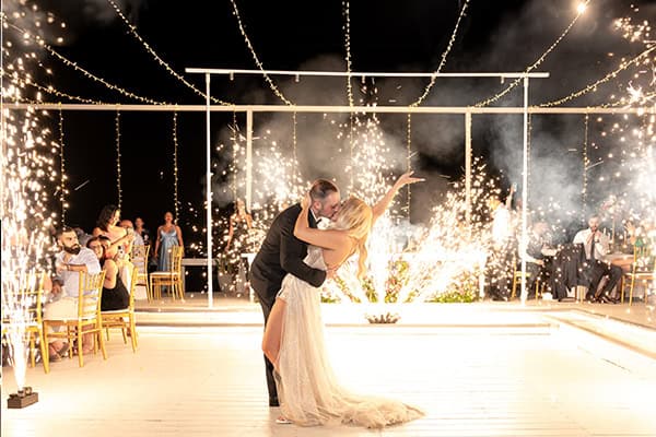 Μοντέρνος καλοκαιρινός γάμος στη Λάρνακα με μωβ και φούξια άνθη | Φοίβια & Έκτωρας