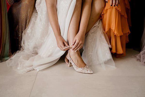 romantic-destination-wedding-crete-soft-pink-flowers_05x