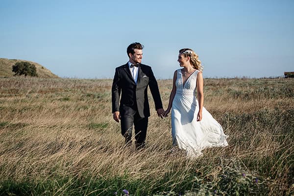 Ρομαντικός καλοκαιρινός γάμος στη Θεσσαλονίκη με κόκκινα λουλούδια | Ζωή & Μιχάλης