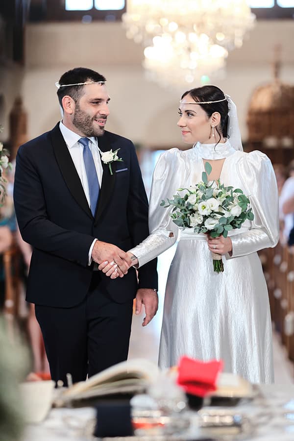 simple-chic-fall-wedding-nicosia-white-flowers_13