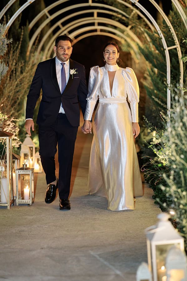 simple-chic-fall-wedding-nicosia-white-flowers_19