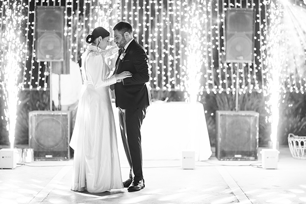 simple-chic-fall-wedding-nicosia-white-flowers_20x