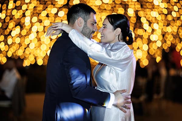 simple-chic-fall-wedding-nicosia-white-flowers_21