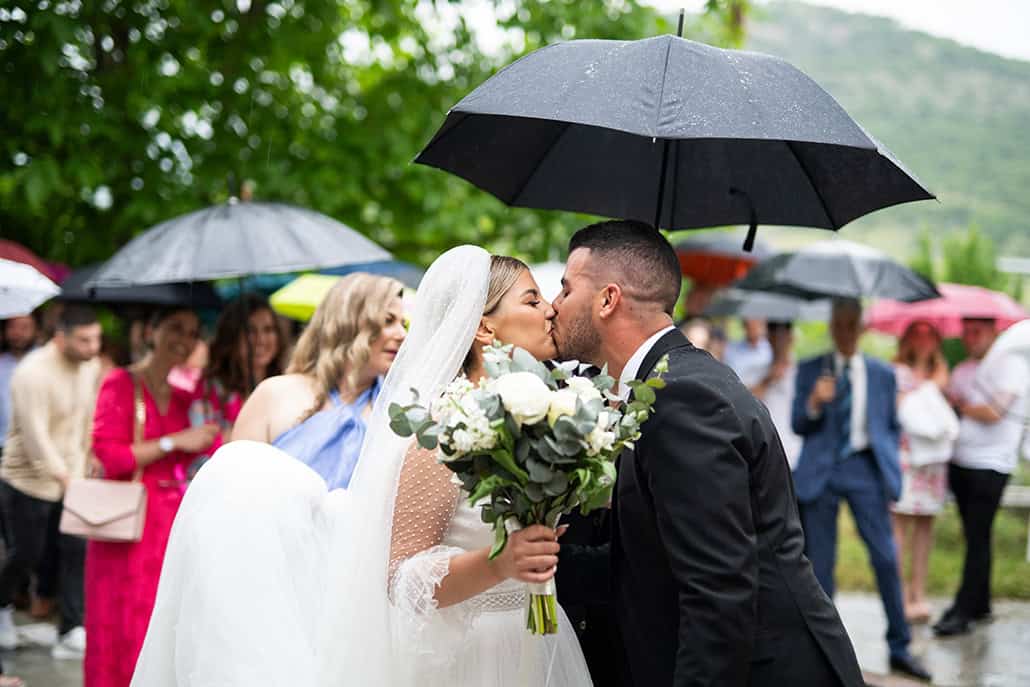 Καλοκαιρινός γάμος στη Δράμα με λευκά λουλούδια | Παρασκευή & Βασίλης
