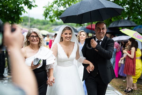 summer-wedding-drama-white-flowers_14