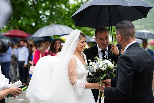 summer-wedding-drama-white-flowers_14x
