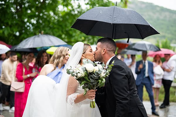summer-wedding-drama-white-flowers_14z