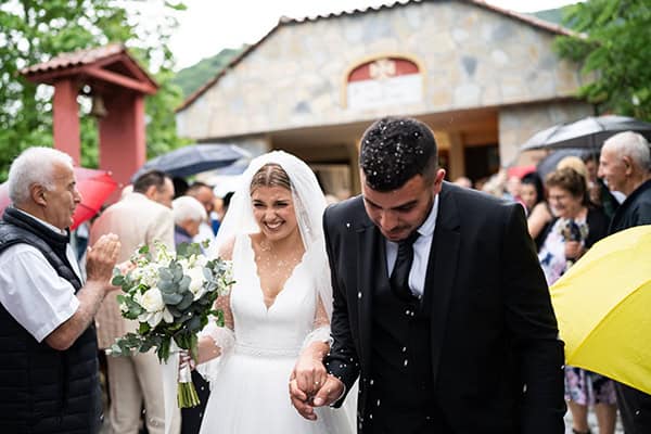 summer-wedding-drama-white-flowers_18x