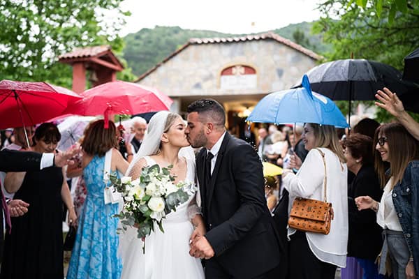 summer-wedding-drama-white-flowers_18z