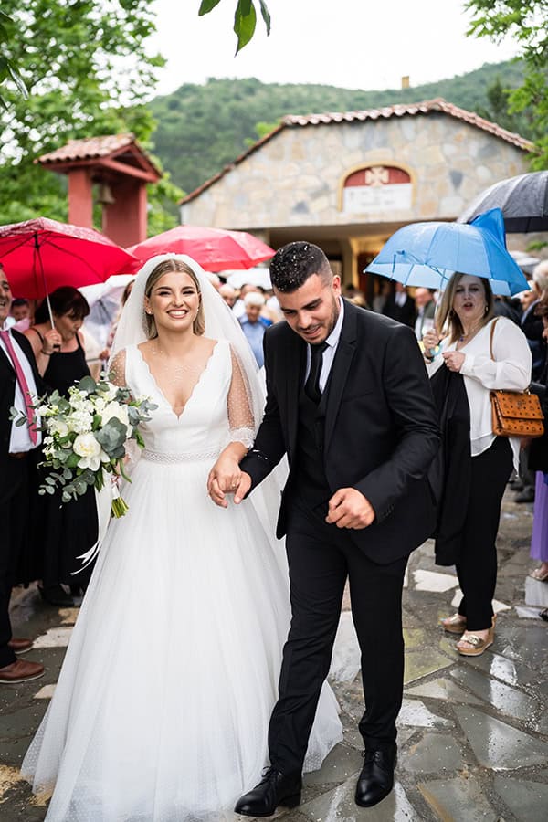 summer-wedding-drama-white-flowers_19