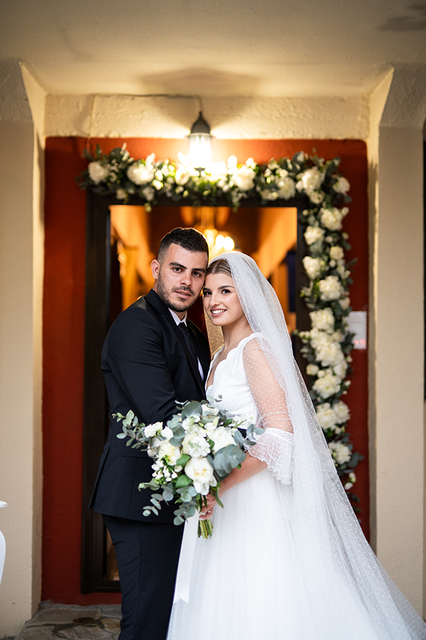 summer-wedding-drama-white-flowers_20