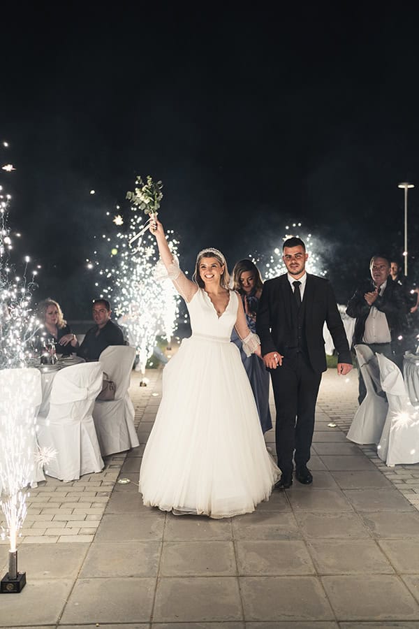 summer-wedding-drama-white-flowers_22