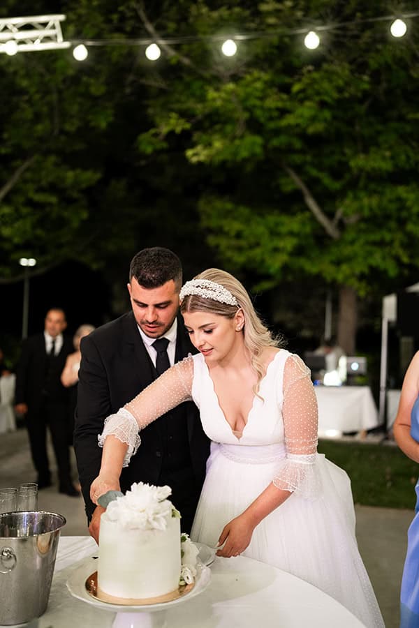 summer-wedding-drama-white-flowers_23