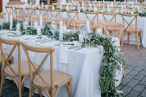 Ιδέες διακόσμησης γαμήλιας δεξίωσης με κλαδιά ελιάς και χρυσές λεπτομέρειες