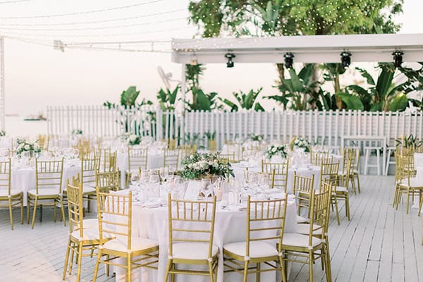 All white ιδέες διακόσμησης γαμήλιας δεξίωσης με λευκές ντάλιες