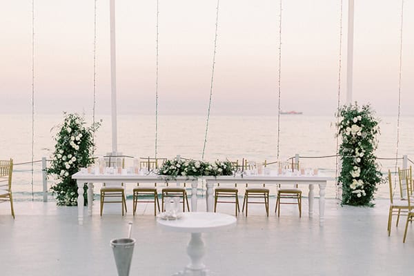 all-white-reception-decoration-ideas-dahlias_01