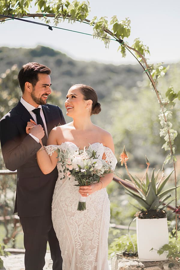 charming-spring-wedding-crete-romantic-elements_19