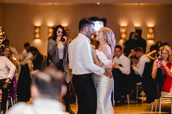 Chic χειμωνιάτικος γάμος στο The Margi Hotel με λουλούδια σε κόκκινες αποχρώσεις│ Βασιλίνα & Βαγγέλης