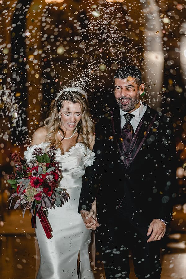 chic-winter-wedding-the-margi-hotel-flowers-red-tones_02