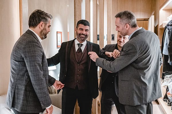 chic-winter-wedding-the-margi-hotel-flowers-red-tones_12