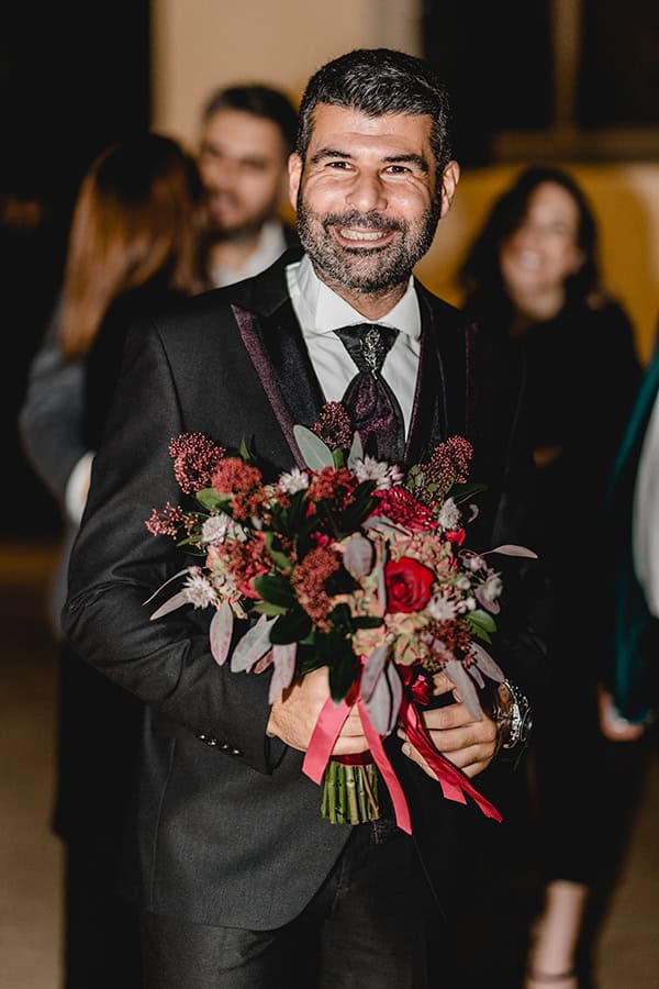 chic-winter-wedding-the-margi-hotel-flowers-red-tones_14