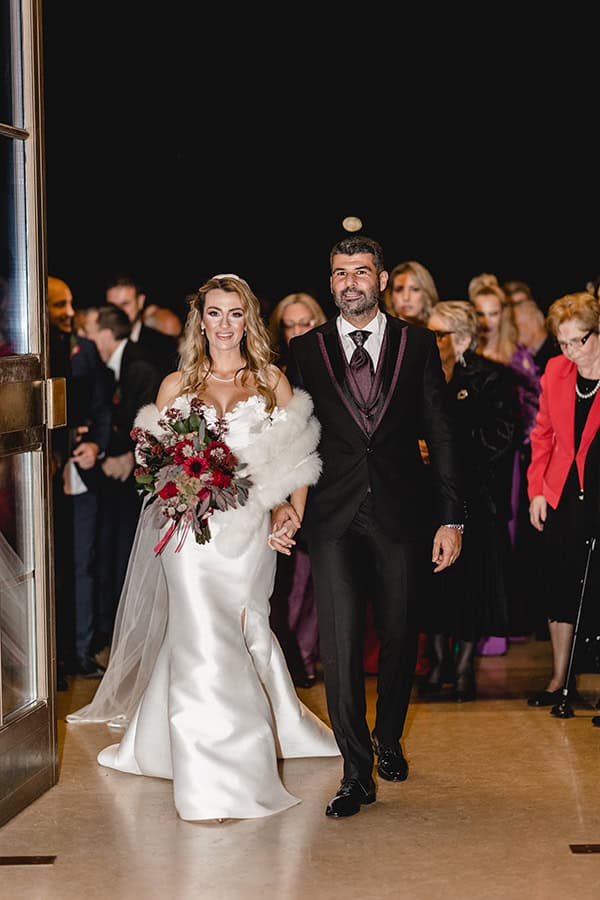 chic-winter-wedding-the-margi-hotel-flowers-red-tones_19