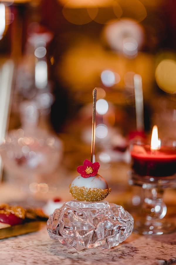 chic-winter-wedding-the-margi-hotel-flowers-red-tones_26