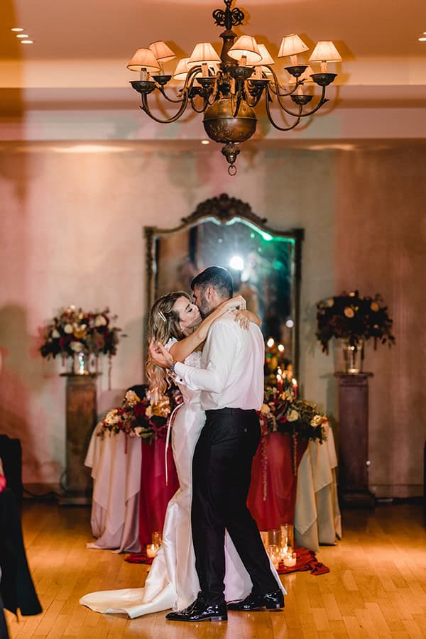 chic-winter-wedding-the-margi-hotel-flowers-red-tones_40