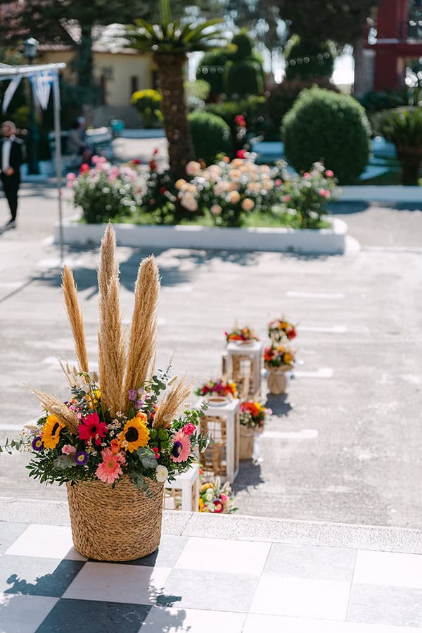 colorful-spring-wedding-patras-daisy-sunflowers_11