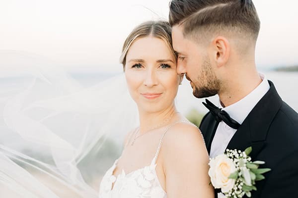 minimal-chic-destination-wedding-volos-white-roses_03