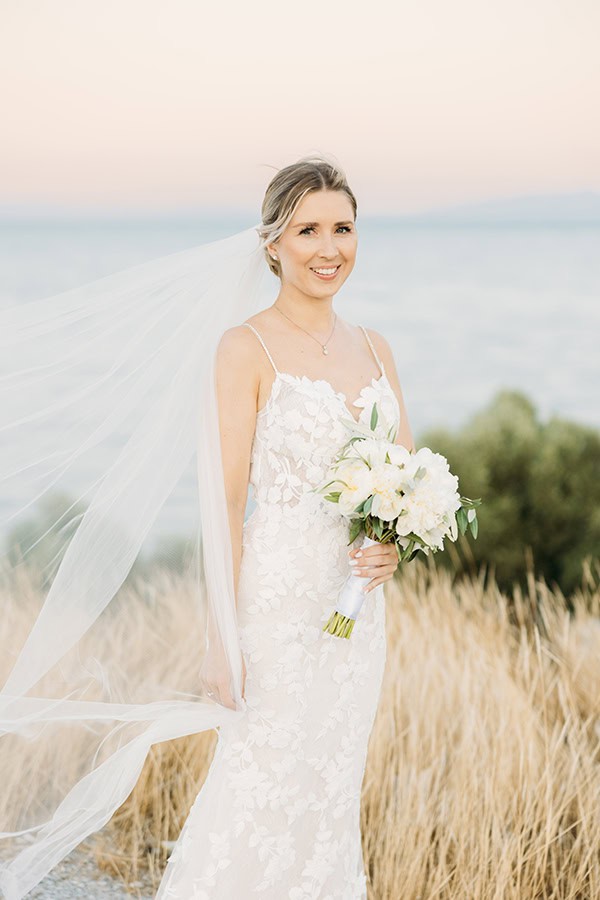 minimal-chic-destination-wedding-volos-white-roses_04